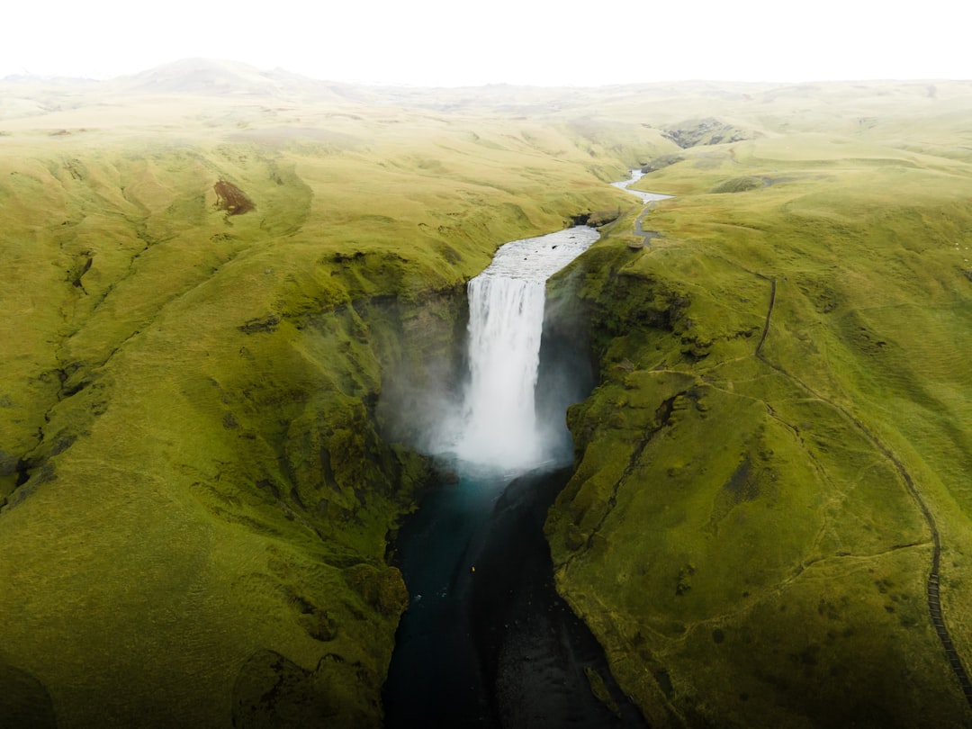 Skógafoss: Der 60 Meter hohe Wasserfall, der dich durchnässt - Skógafoss | Secret World Trip Planner