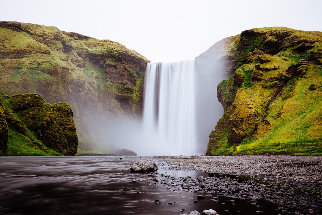 スコガフォス:60メートルの滝でびしょ濡れに - Skógafoss | Secret World Trip Planner