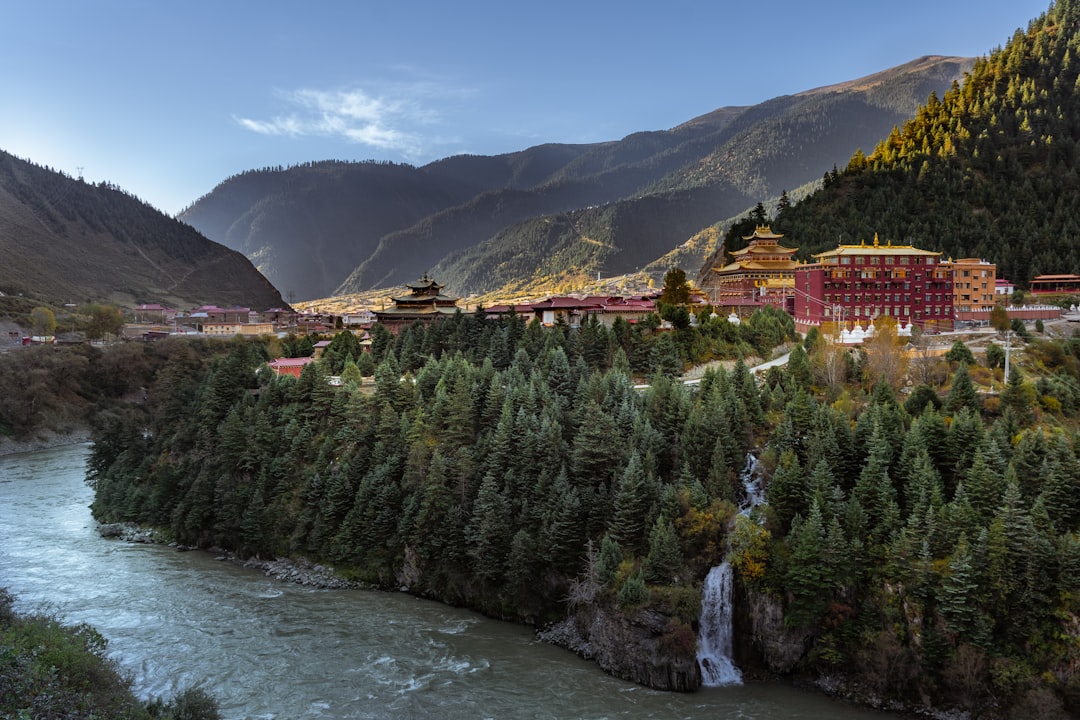 샹그릴라의 고산 와인: 포도밭과 히말라야 사이에서 - Diqing Tibetan Autonomous Prefecture | Secret World Trip Planner