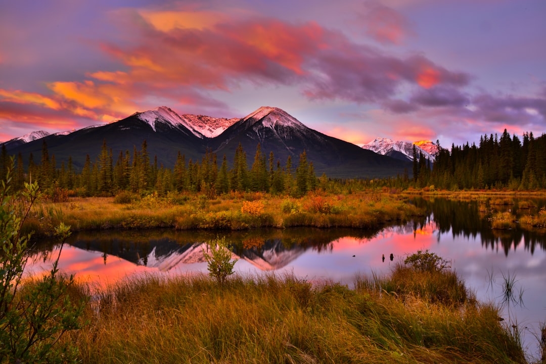 Вермильоновые озера: водные зеркала у подножия Рокки - Banff | Secret World Trip Planner