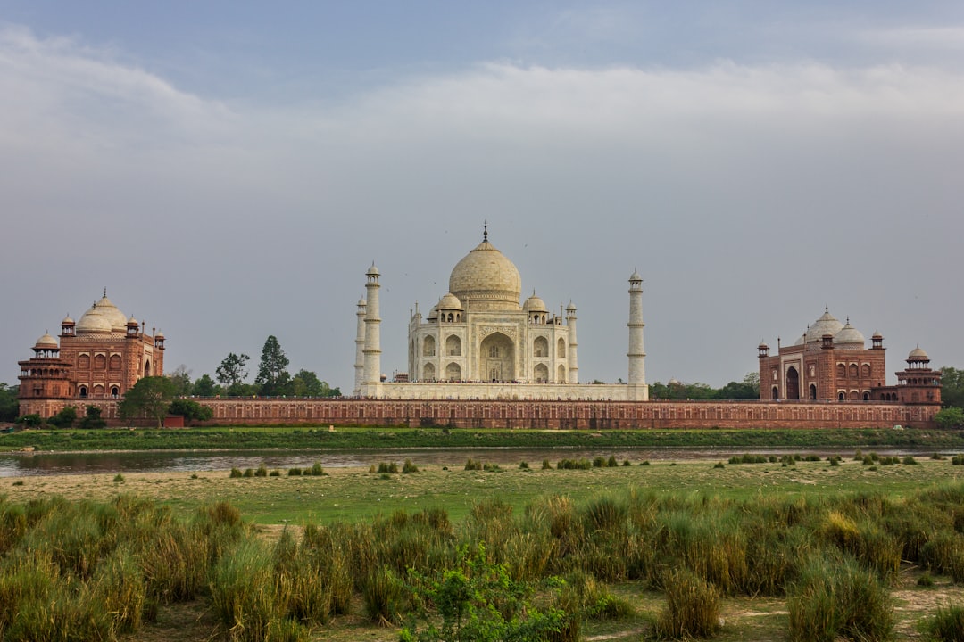 Taj Mahal al amanecer: luces y colores en el Yamuna - Agra | Secret World Trip Planner
