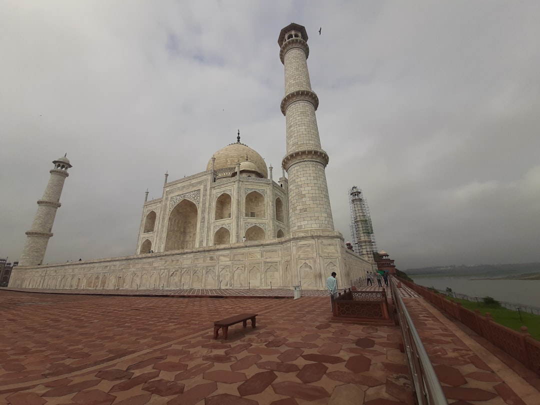 Taj Mahal ao amanhecer: luzes e cores no rio Yamuna - Agra | Secret World Trip Planner