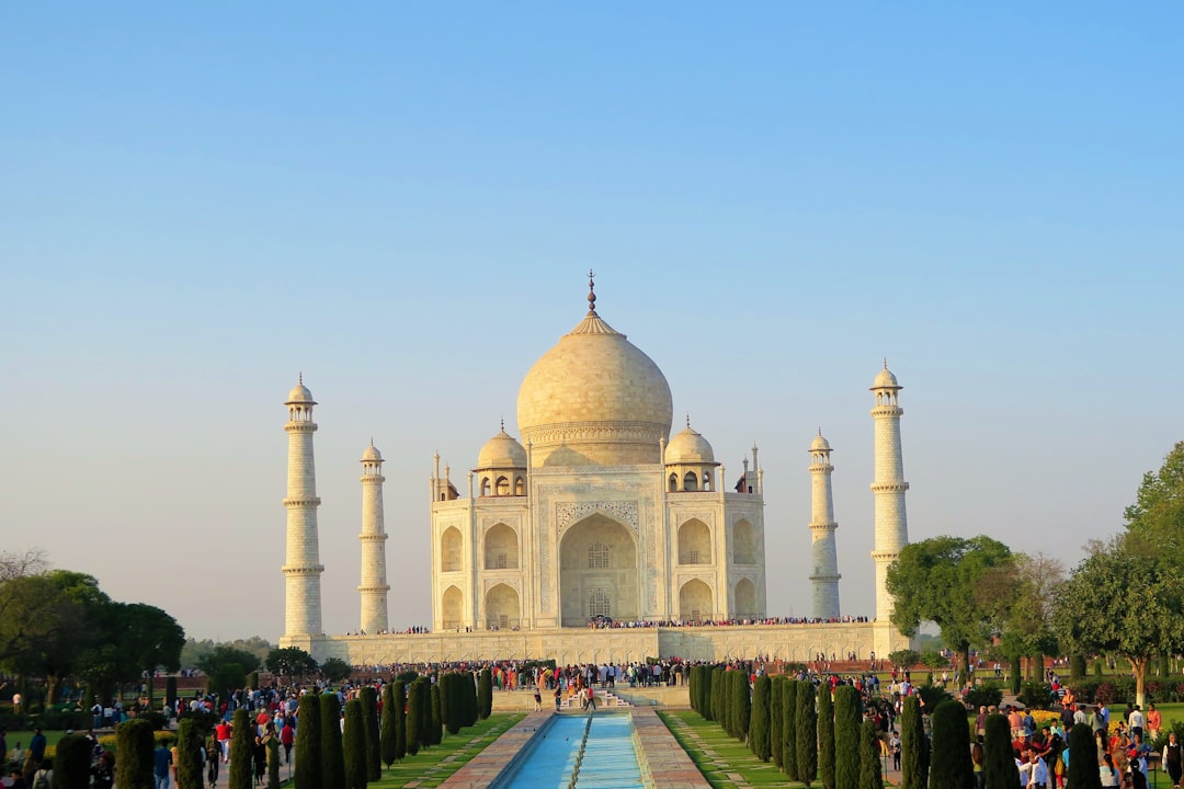 タージ・マハルの朝焼け:ヤムナ川の光と色 - Agra | Secret World Trip Planner