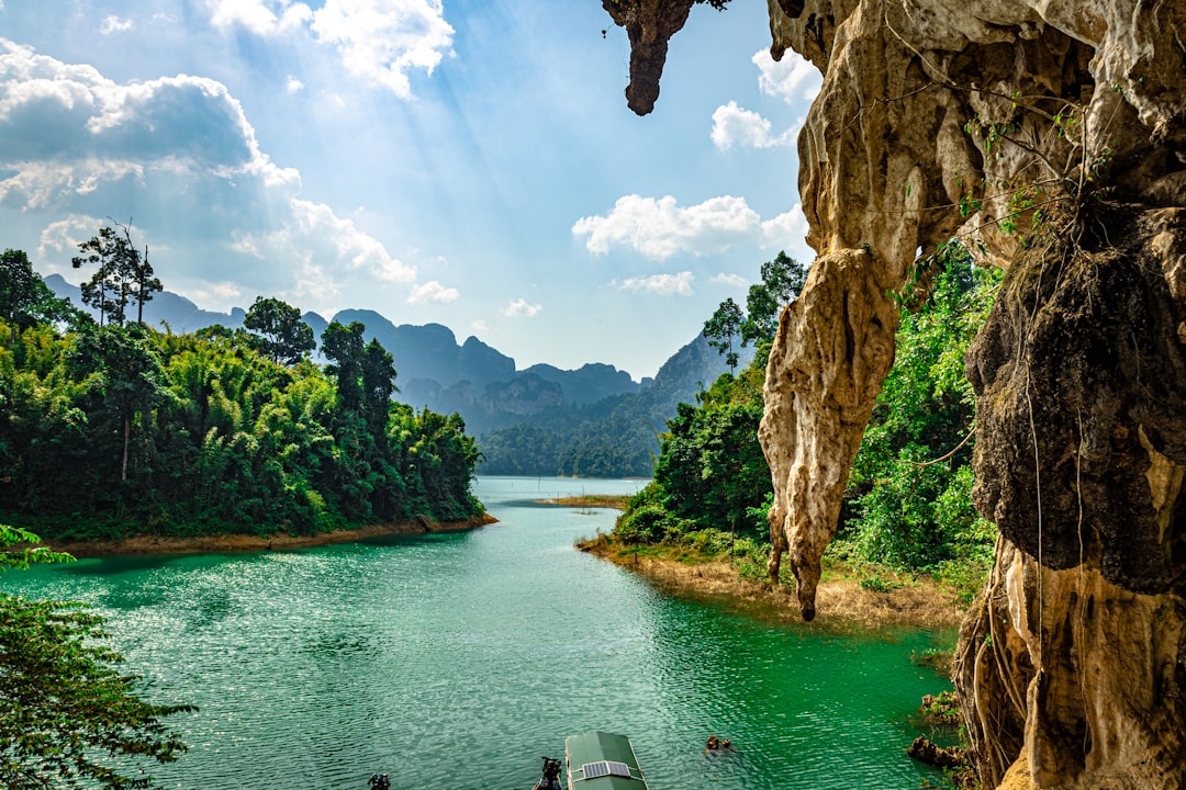 Découvrez la magie de la Emerald Cave en Thaïlande - Kantang District | Secret World Trip Planner