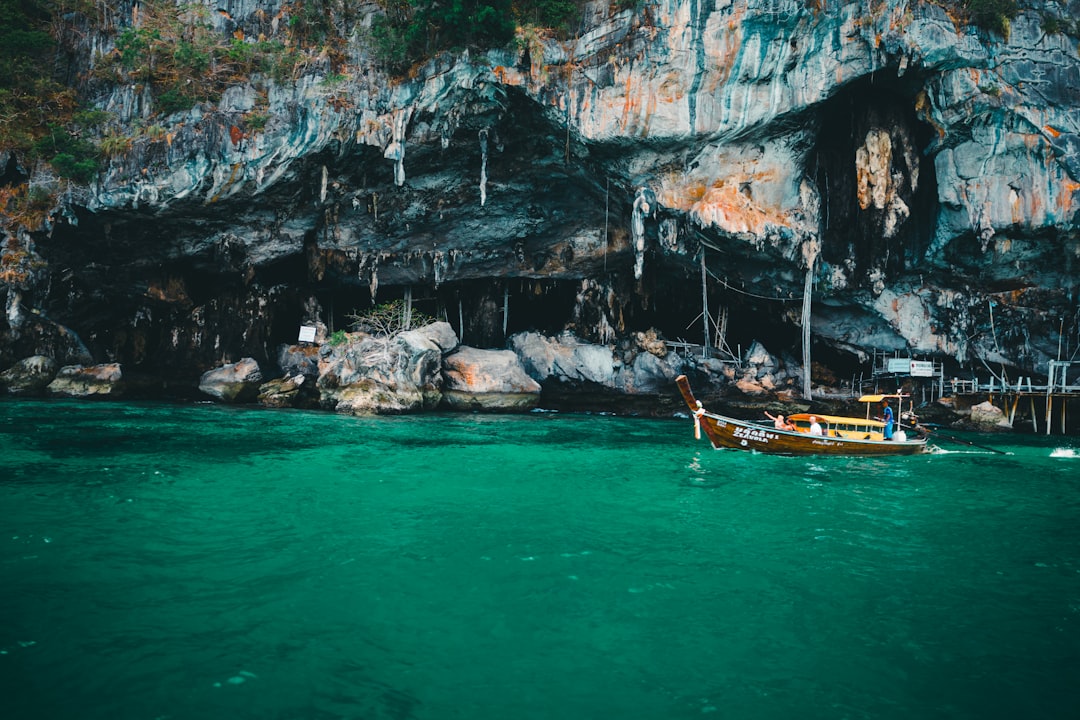 Исследуйте магию пещеры Phra Nang Nai в Таиланде - Mueang Krabi District | Secret World Trip Planner
