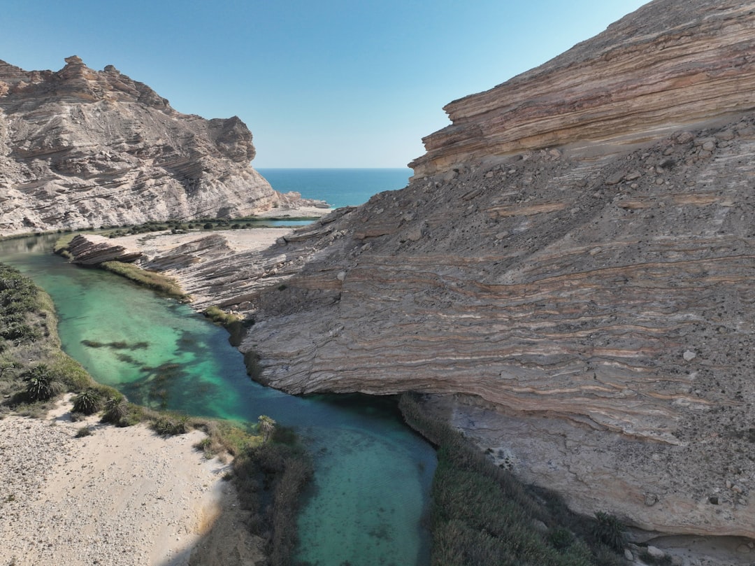 Entdecken Sie Jabal Dhinghil: Ein Naturparadies im Oman | Secret World Trip Planner