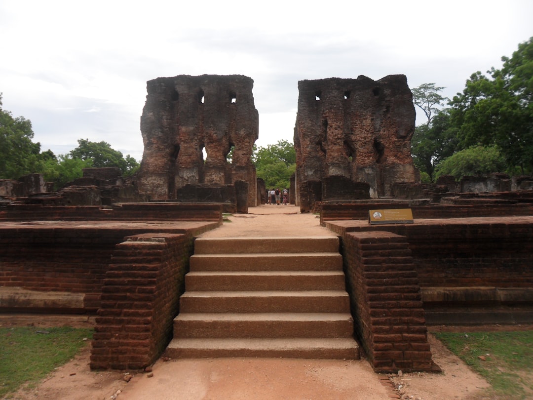 Erkundung des Royal Palace in Sri Lanka: Geschichte und Schönheiten - Polonnaruwa | Secret World Trip Planner