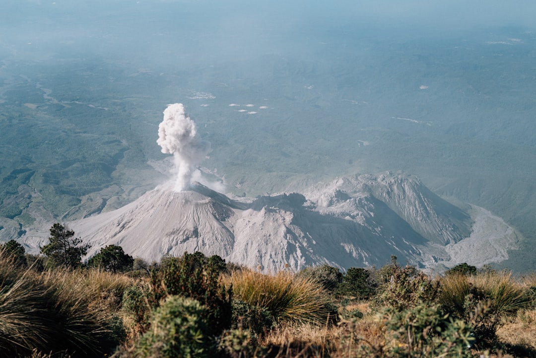 Santiaguito: observa un volcán en erupción en vivo - PCQJ+6Q | Secret World Trip Planner