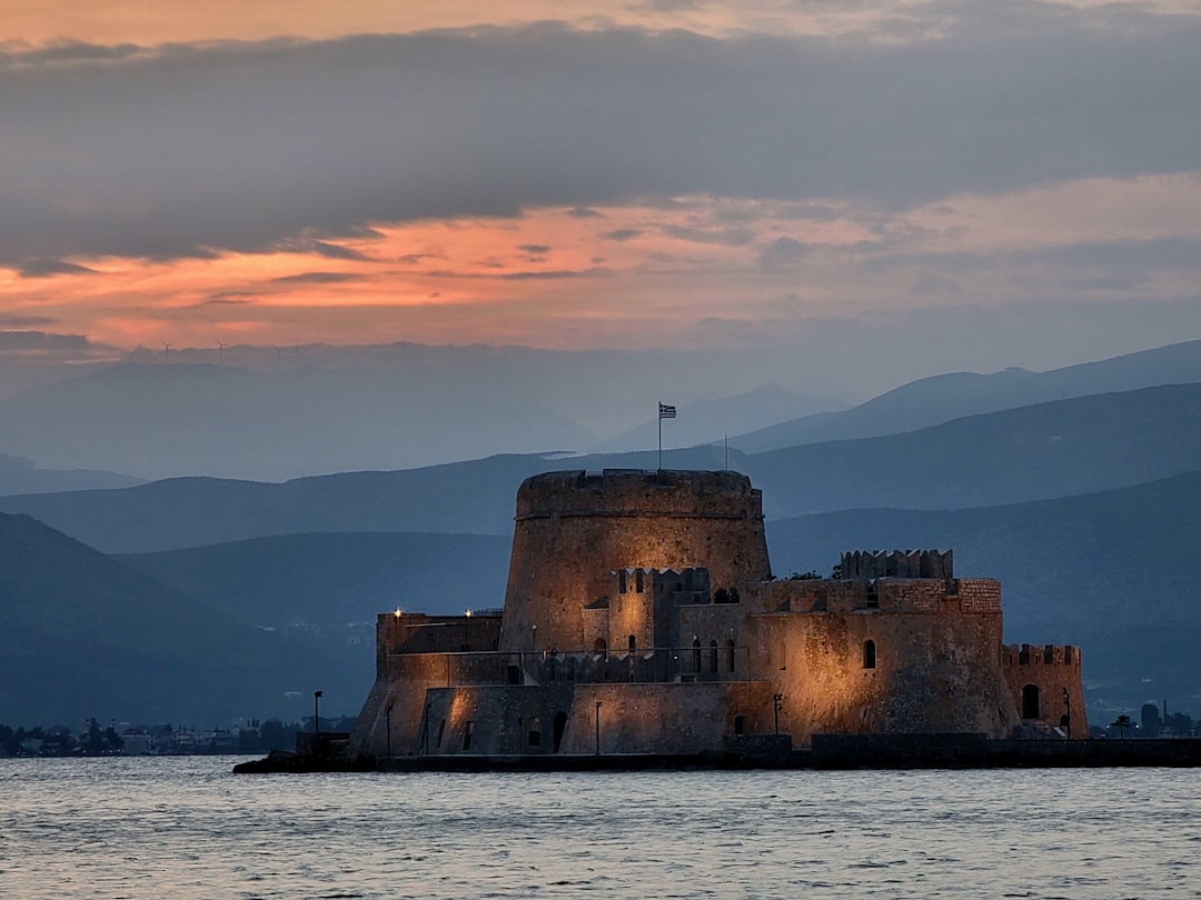 À la découverte du Château de Lambros : histoire et beauté en Grèce - C949+Q5 Tilos | Secret World Trip Planner