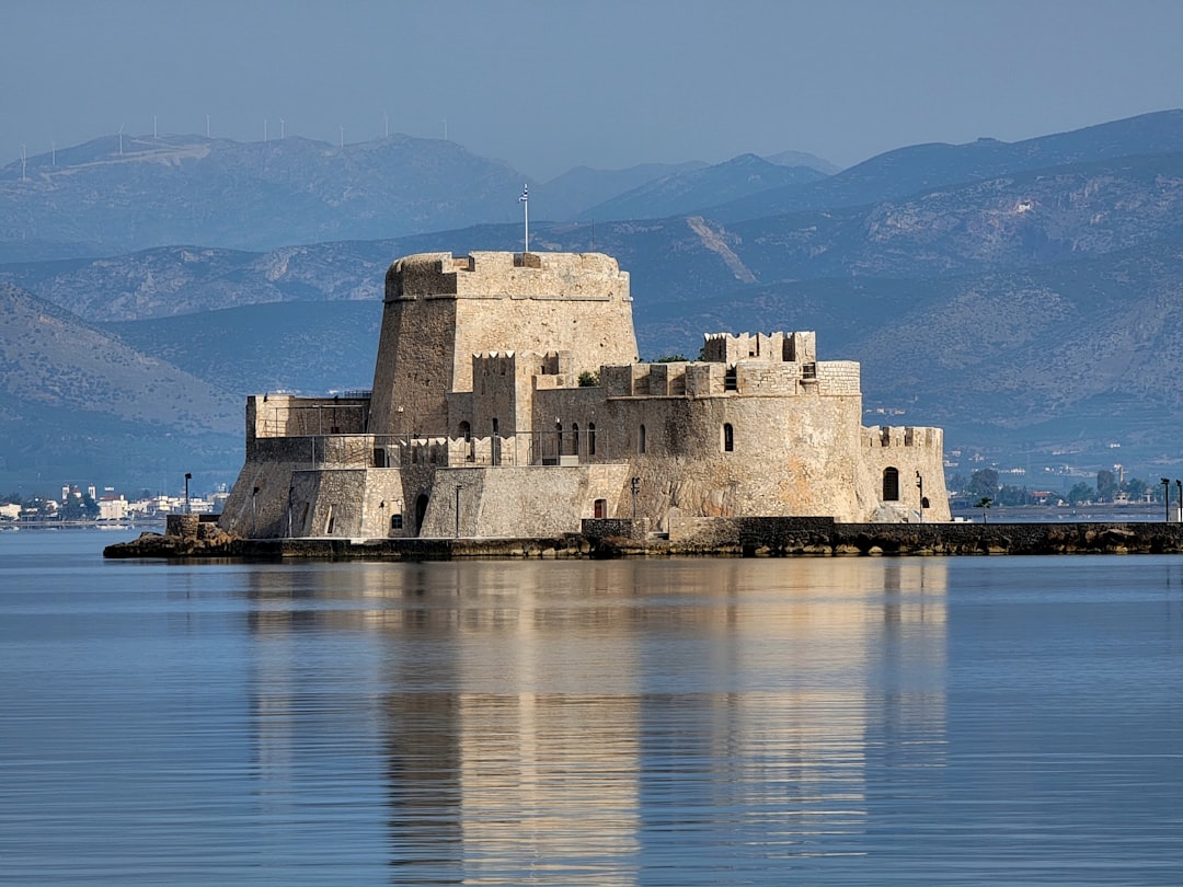 Descubra o Castelo de Lambros: história e beleza na Grécia - C949+Q5 Tilos | Secret World Trip Planner