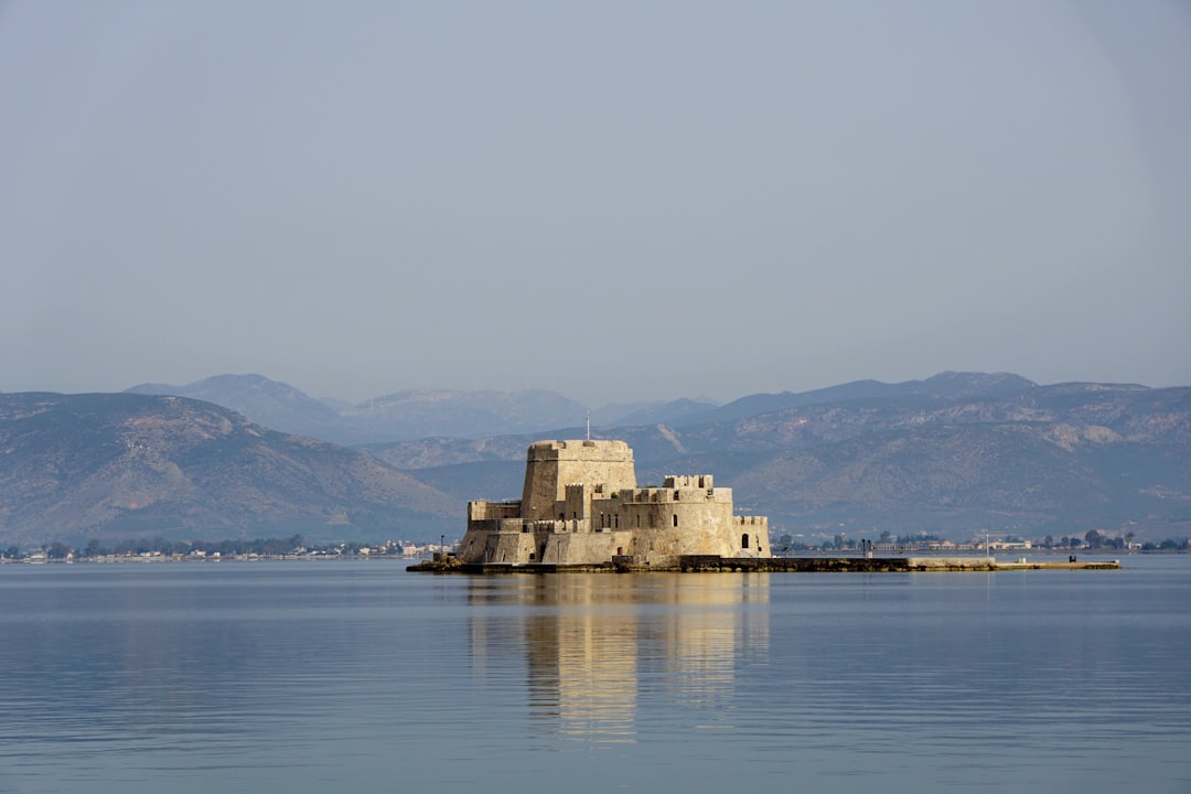 Descubra o Castelo de Lambros: história e beleza na Grécia - C949+Q5 Tilos | Secret World Trip Planner
