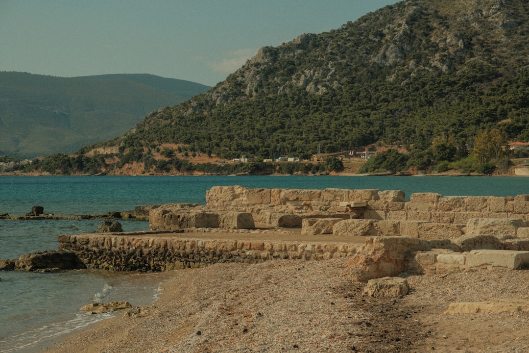 Descubre Pente Pigadia: un tesoro histórico en Grecia - 9V8X+W9 Filippiada | Secret World Trip Planner