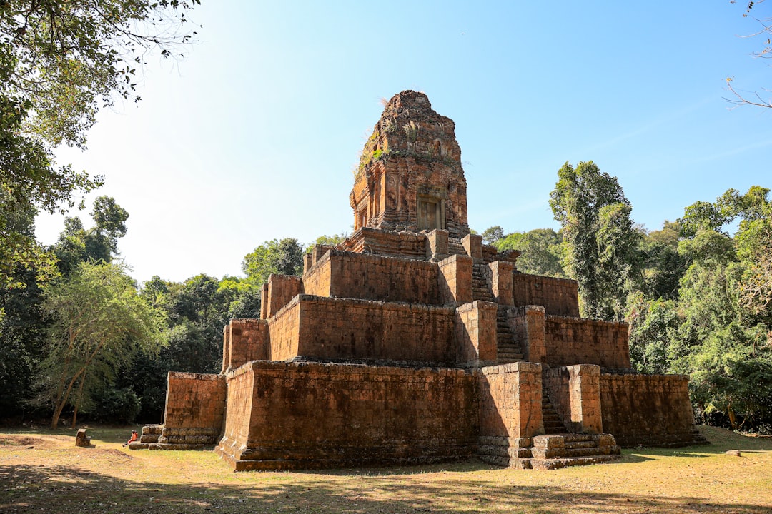 Monumento a la Independencia de Kep: Historia y Significado - Krong Kaeb | Secret World Trip Planner