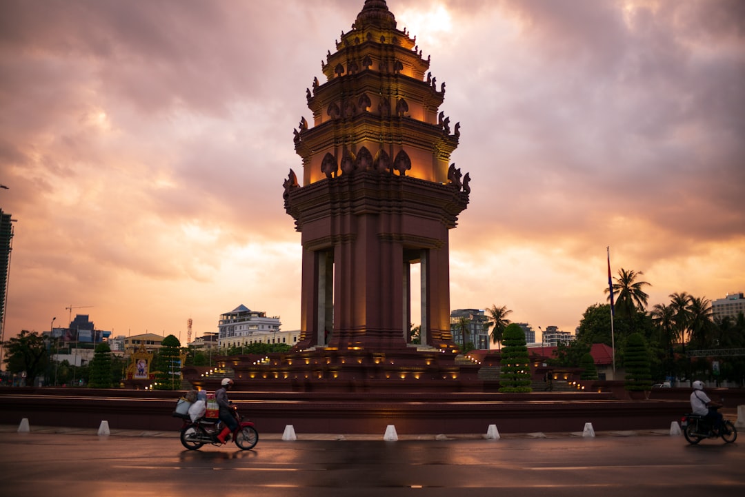 Monumento a la Independencia de Kep: Historia y Significado - Krong Kaeb | Secret World Trip Planner