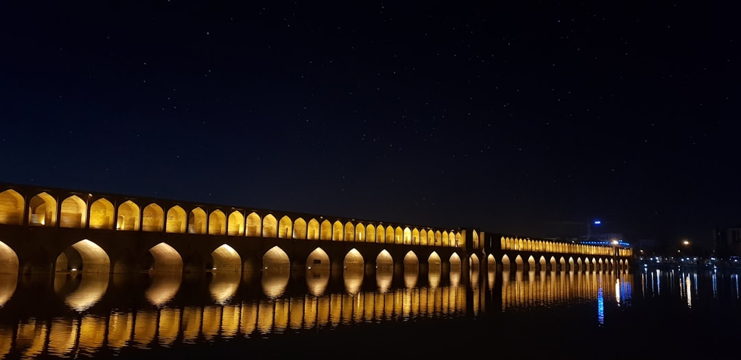 Si-o-se Pol: Die 33 Bögen Brücke von Isfahan - Esfahan | Secret World Trip Planner