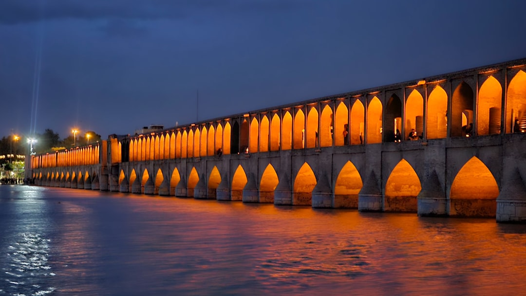 Si-o-se Pol: Die 33 Bögen Brücke von Isfahan - Esfahan | Secret World Trip Planner