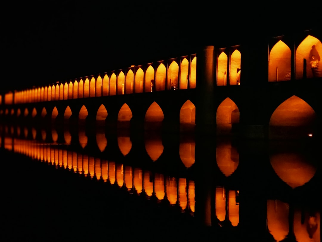 Si-o-se Pol : le pont aux 33 arches d'Isfahan - Esfahan | Secret World Trip Planner
