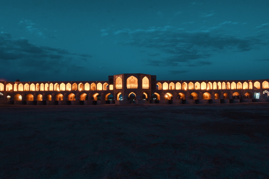 Si-o-se Pol: a ponte dos 33 arcos de Esfahan - Esfahan | Secret World Trip Planner