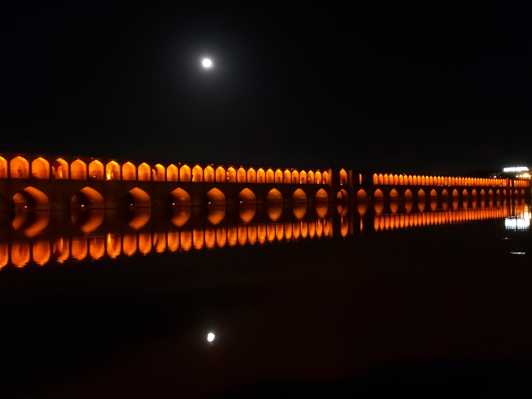 Si-o-se Pol: a ponte dos 33 arcos de Esfahan - Esfahan | Secret World Trip Planner