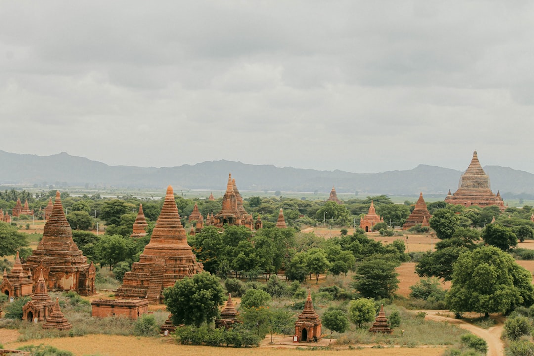 Bagan ao Pôr do Sol: Templos e Pagodes do Myanmar - 5V94+5F2 | Secret World Trip Planner