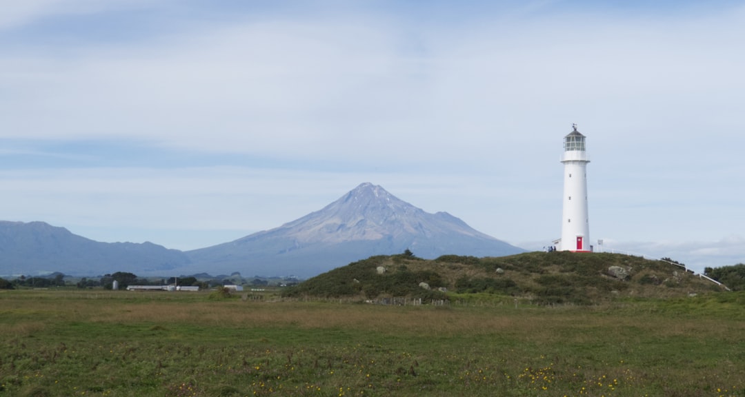 Phare de Cape Egmont : le phare rayé du Taranaki - 377-379 Cape Road | Secret World Trip Planner