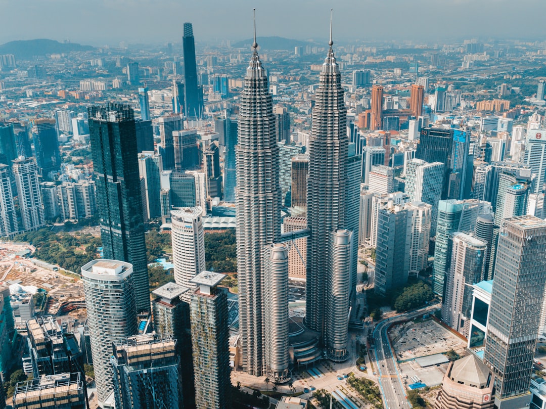 페트로나스 타워: 쿠알라룸푸르의 건축과 스릴 - 50088 Kuala Lumpur | Secret World Trip Planner