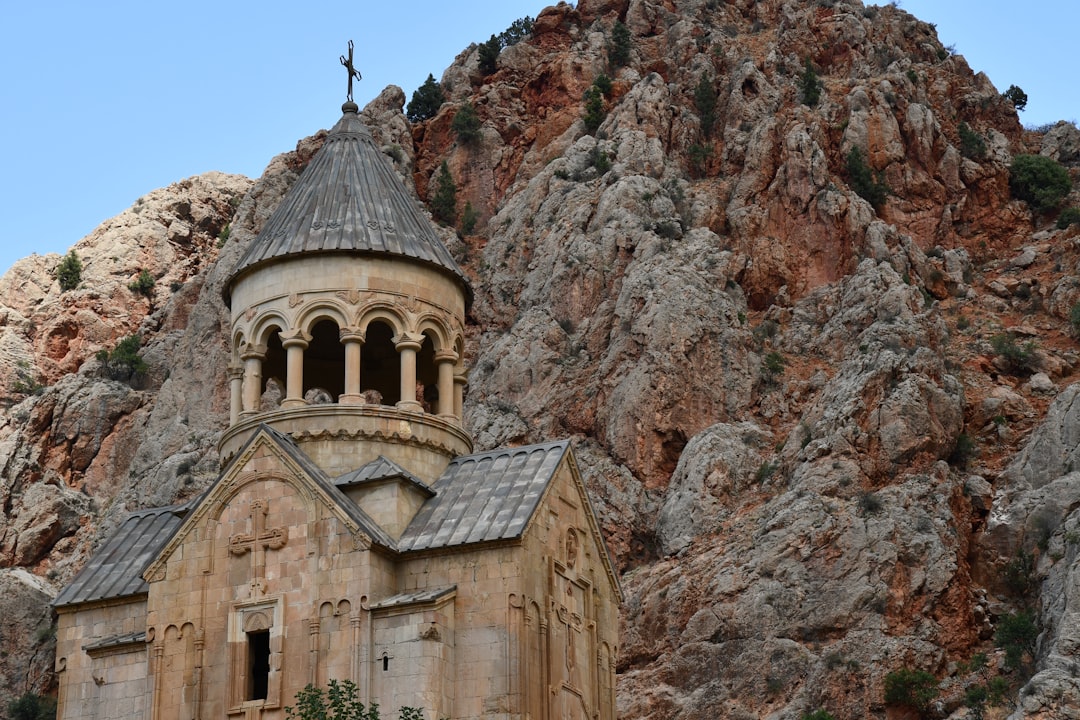 Noravank: Das armenische Kloster in der roten Schlucht - Noravank Monastery Rd | Secret World Trip Planner