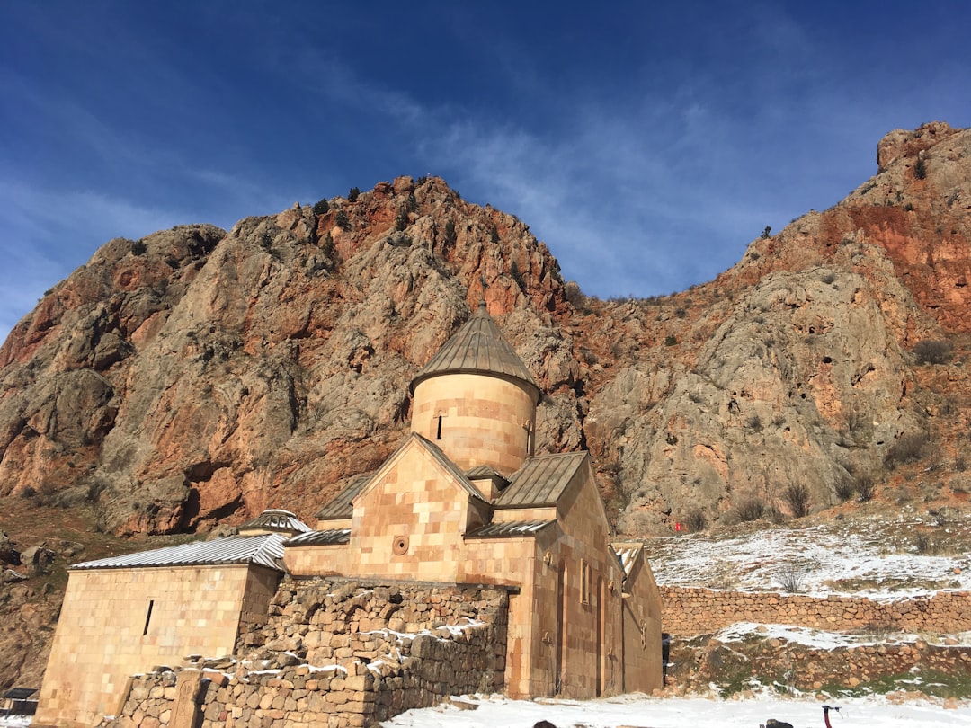 诺拉万克:红岩峡谷中的亚美尼亚修道院 - Noravank Monastery Rd | Secret World Trip Planner