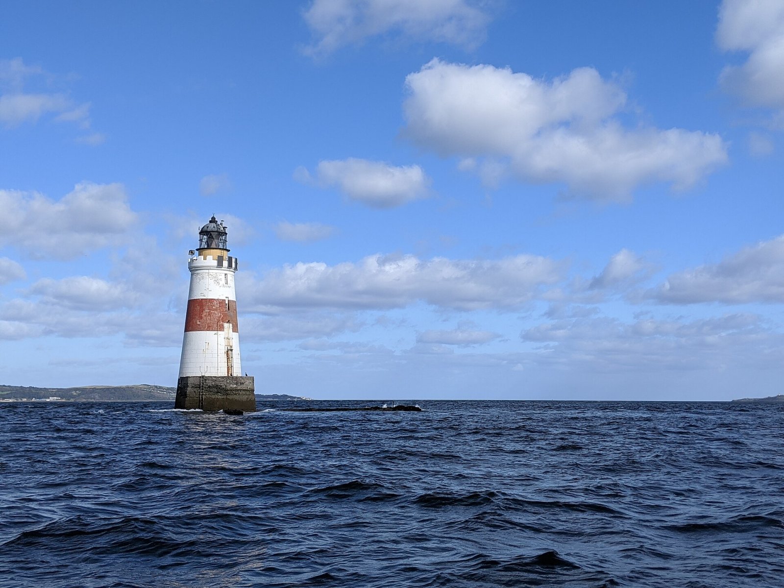 Entdecken Sie den Oxcars-Leuchtturm: Ein Schatz Schottlands - 2PF9+2V Burntisland | Secret World Trip Planner