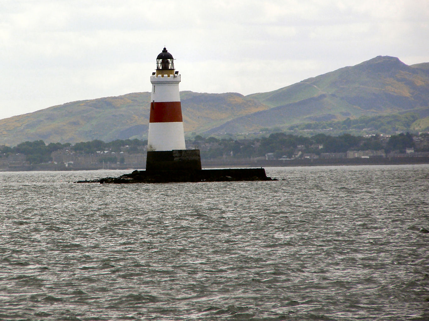 Descubre el Faro de Oxcars: un tesoro de Escocia - 2PF9+2V Burntisland | Secret World Trip Planner