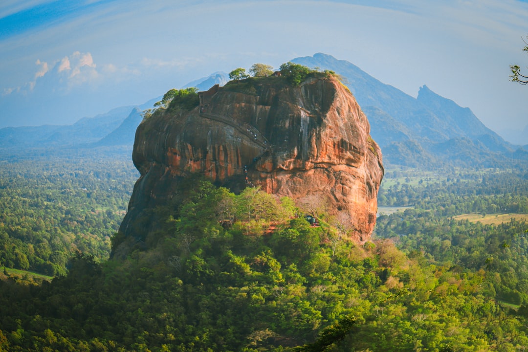 Entdecken Sie Lion Rock: Ein Naturjuwel in Sri Lanka - Sigiriya | Secret World Trip Planner