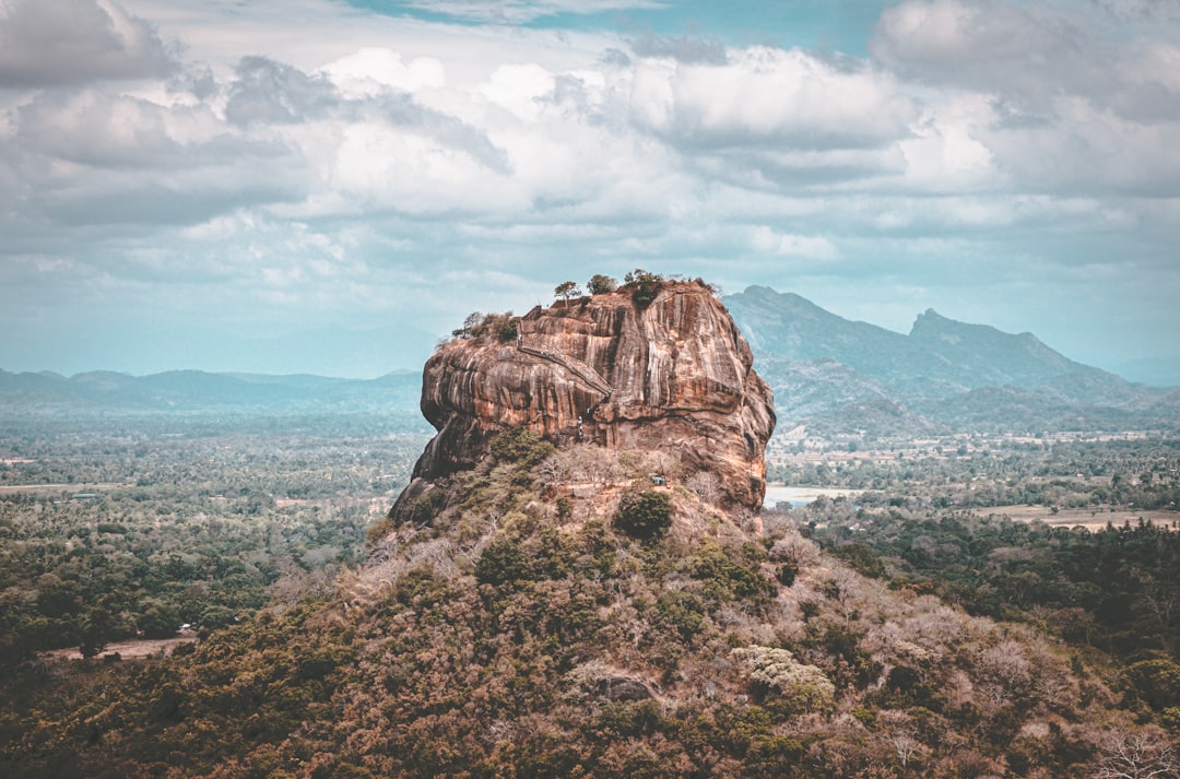 探索狮子岩:斯里兰卡的自然宝藏 - Sigiriya | Secret World Trip Planner