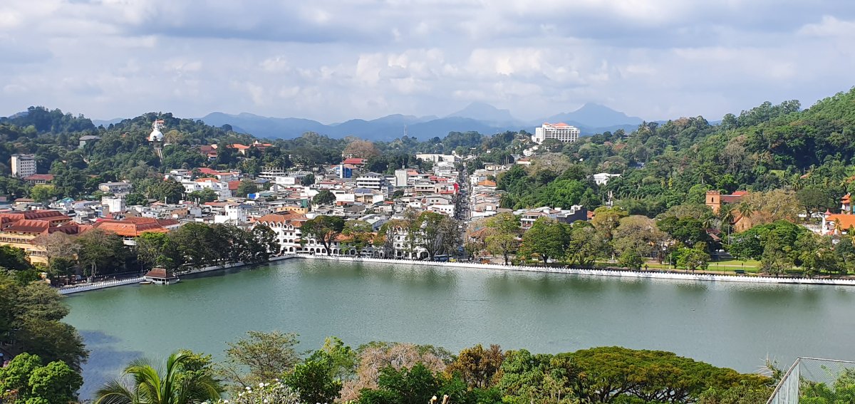 キャンディ湖の小道:寺院と植民地の歴史を巡る散策 - lago Kandy | Secret World Trip Planner
