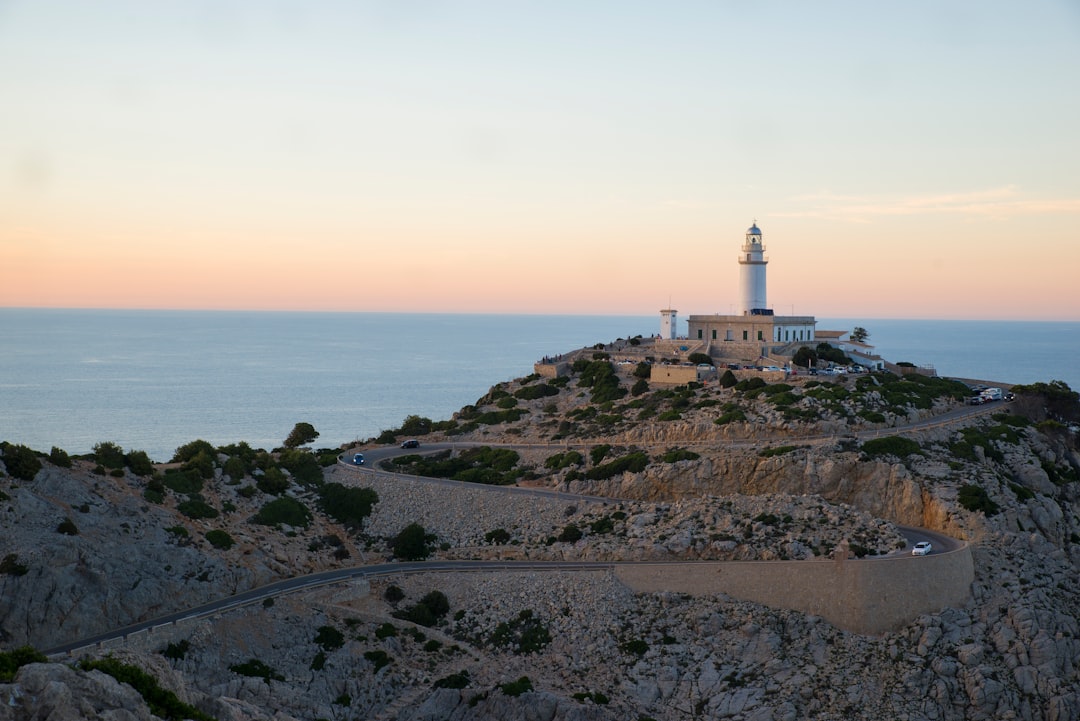 Faro di Capo Murro di Porco: Licht auf Sizilien - Str. Capo Murro di Porco | Secret World Trip Planner