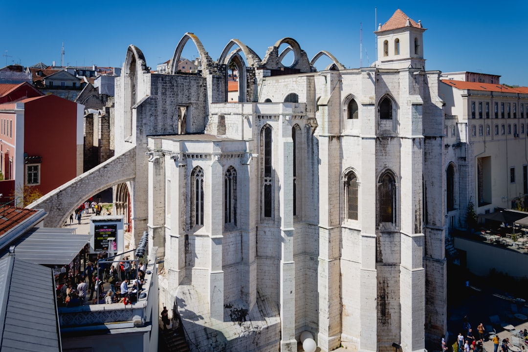 카르모 수도원: 리스본의 지붕 없는 교회 - Largo do Carmo | Secret World Trip Planner
