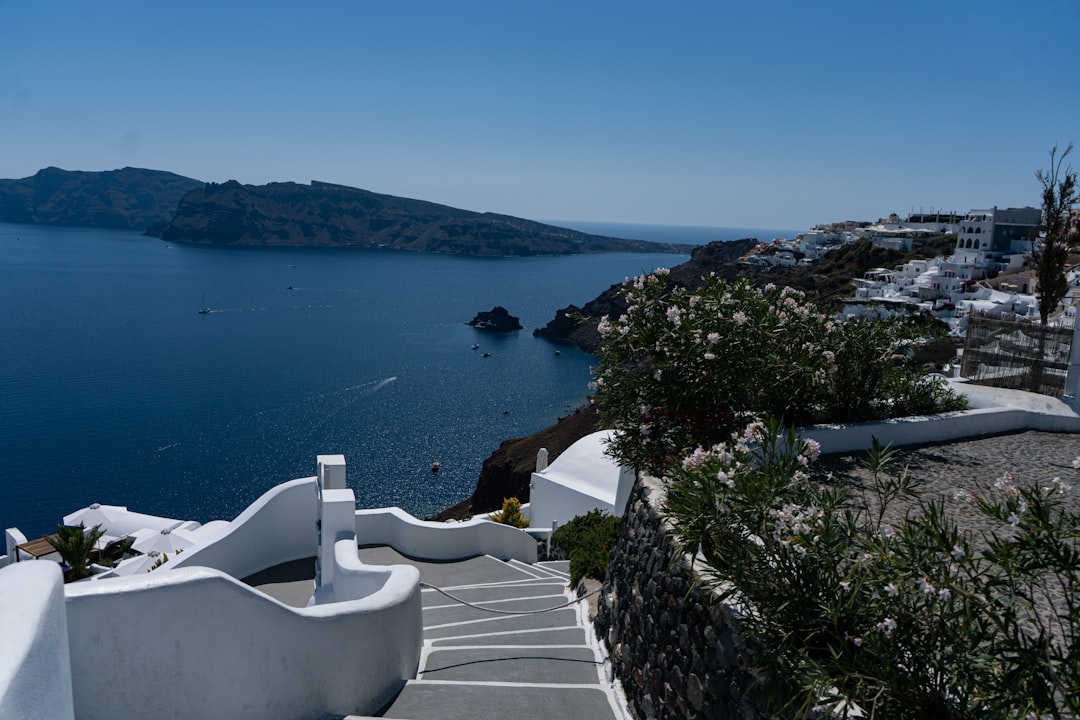 Rutas del Vino en Santorini: Assyrtiko y Caldera en Oia - Oia 847 02 | Secret World Trip Planner
