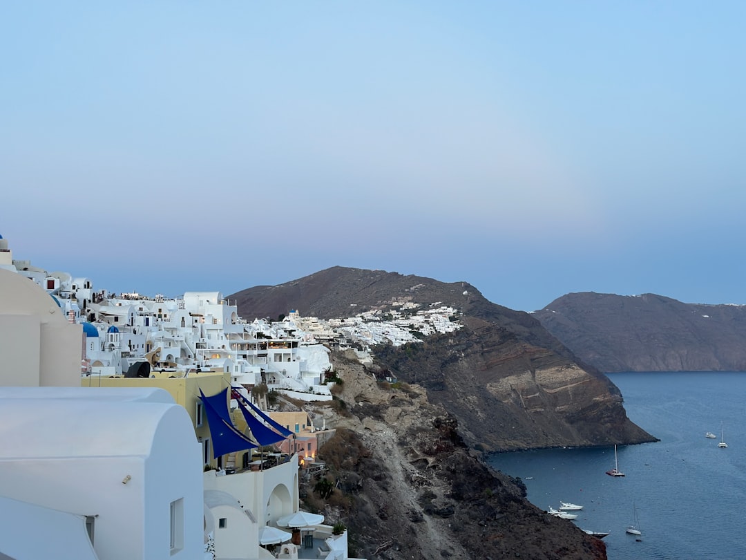 サントリーニのワイントレイル:オイアのアシルティコとカルデラ - Oia 847 02 | Secret World Trip Planner