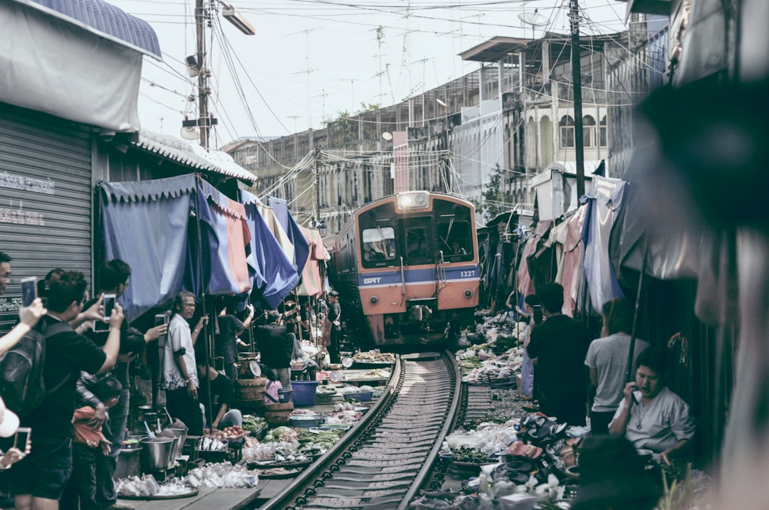 Maeklong: Der Markt, der den Zug stoppt — Mueang Samut Songkhram District