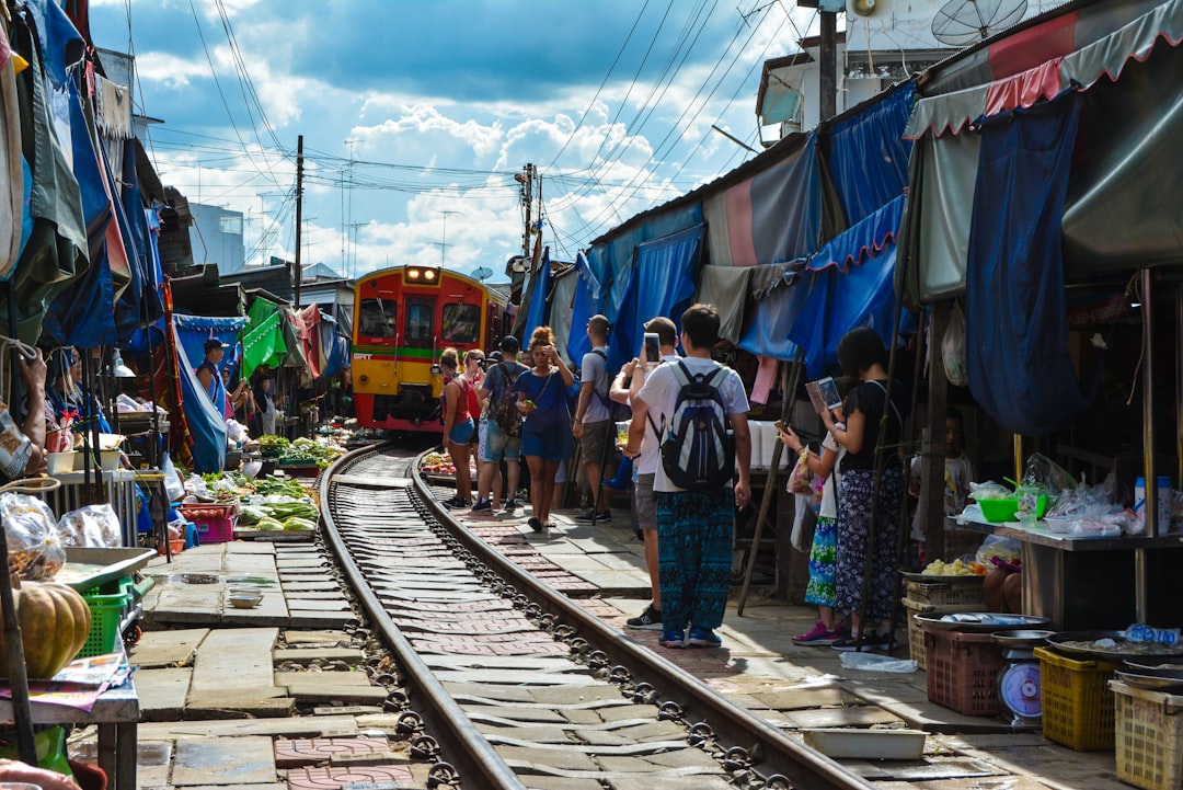 メークロン:列車を止める市場の魅力 - Mueang Samut Songkhram District | Secret World Trip Planner