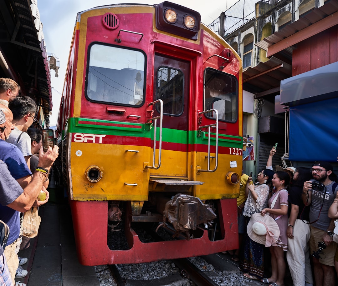 美克隆:停下火车的市场 - Mueang Samut Songkhram District | Secret World Trip Planner
