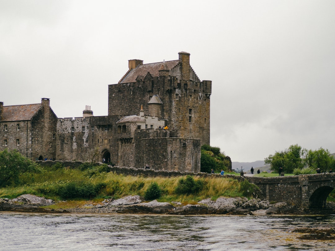 Die Geschichte des Forts in Schottland: Eine Reise in die Vergangenheit - MV7J+PM Peebles | Secret World Trip Planner