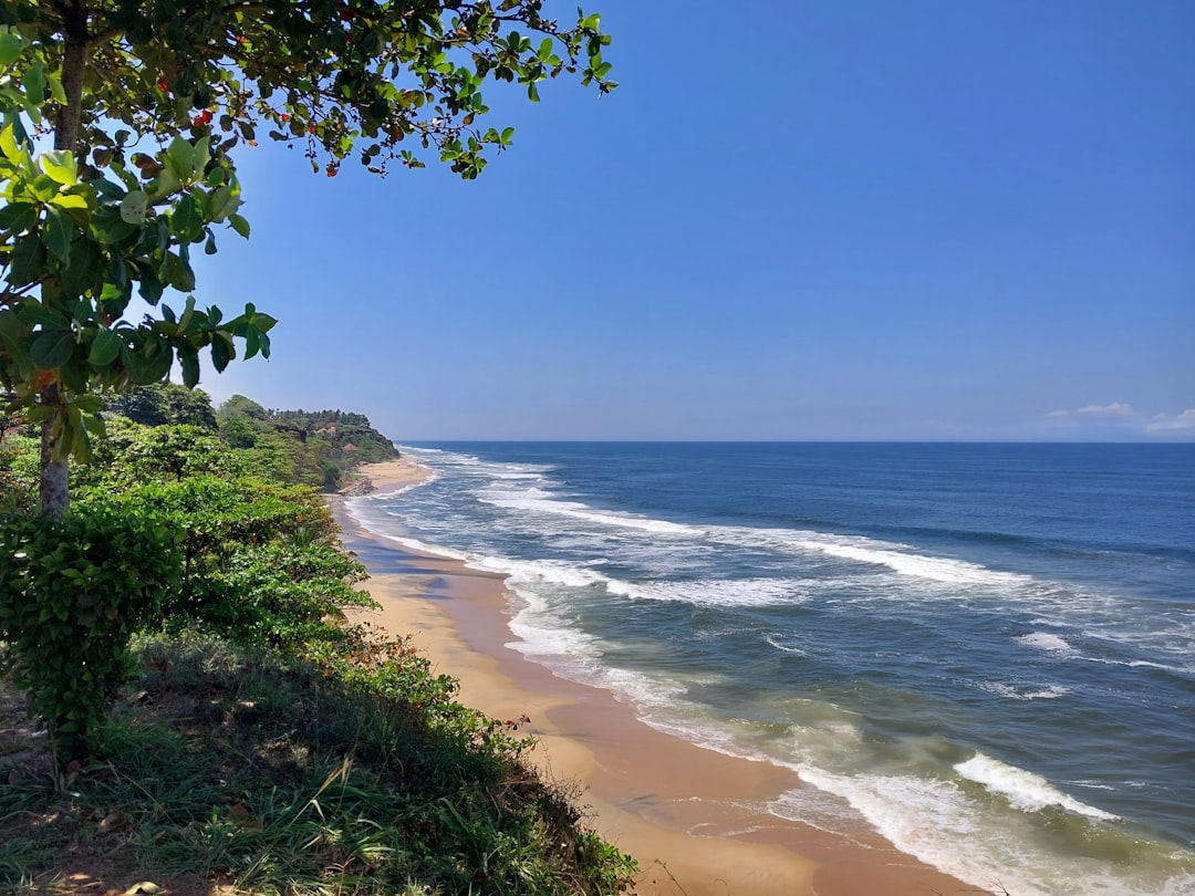 Playa de Varkala: acantilados rojos y mar árabe - Varkala | Secret World Trip Planner