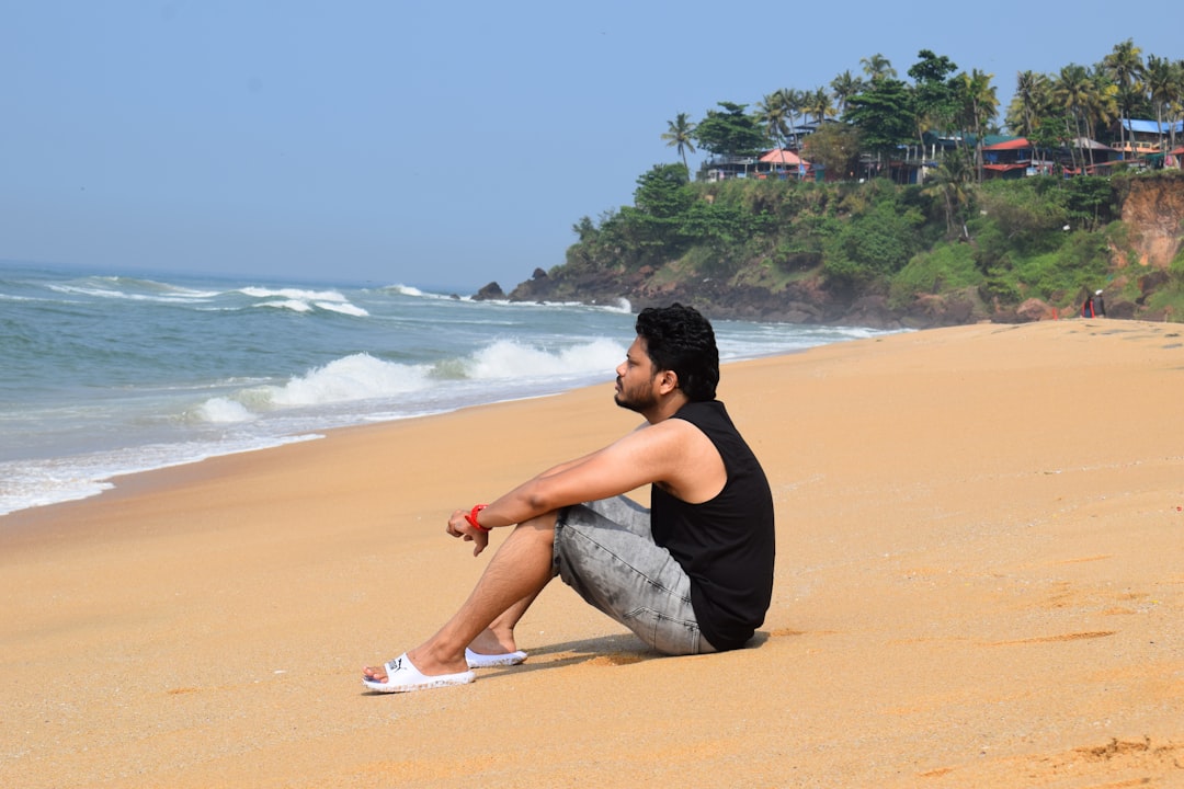 Praia de Varkala: falésias vermelhas e mar árabe - Varkala | Secret World Trip Planner