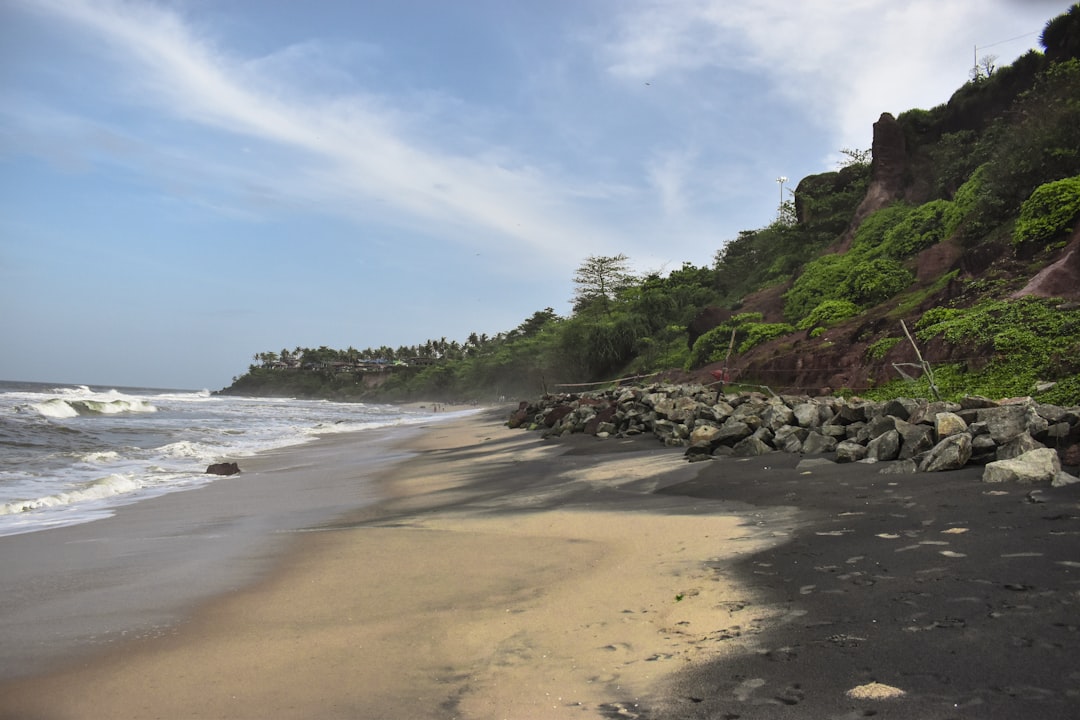 ヴァルカラビーチ:赤い崖とアラビア海の魅力 - Varkala | Secret World Trip Planner