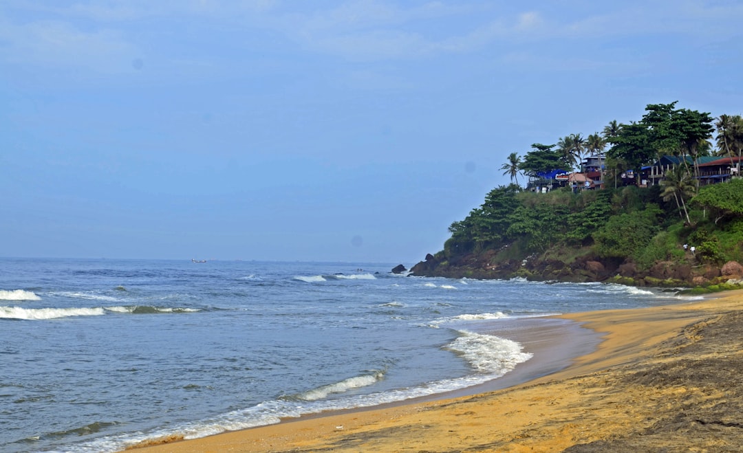 ヴァルカラビーチ:赤い崖とアラビア海の魅力 - Varkala | Secret World Trip Planner