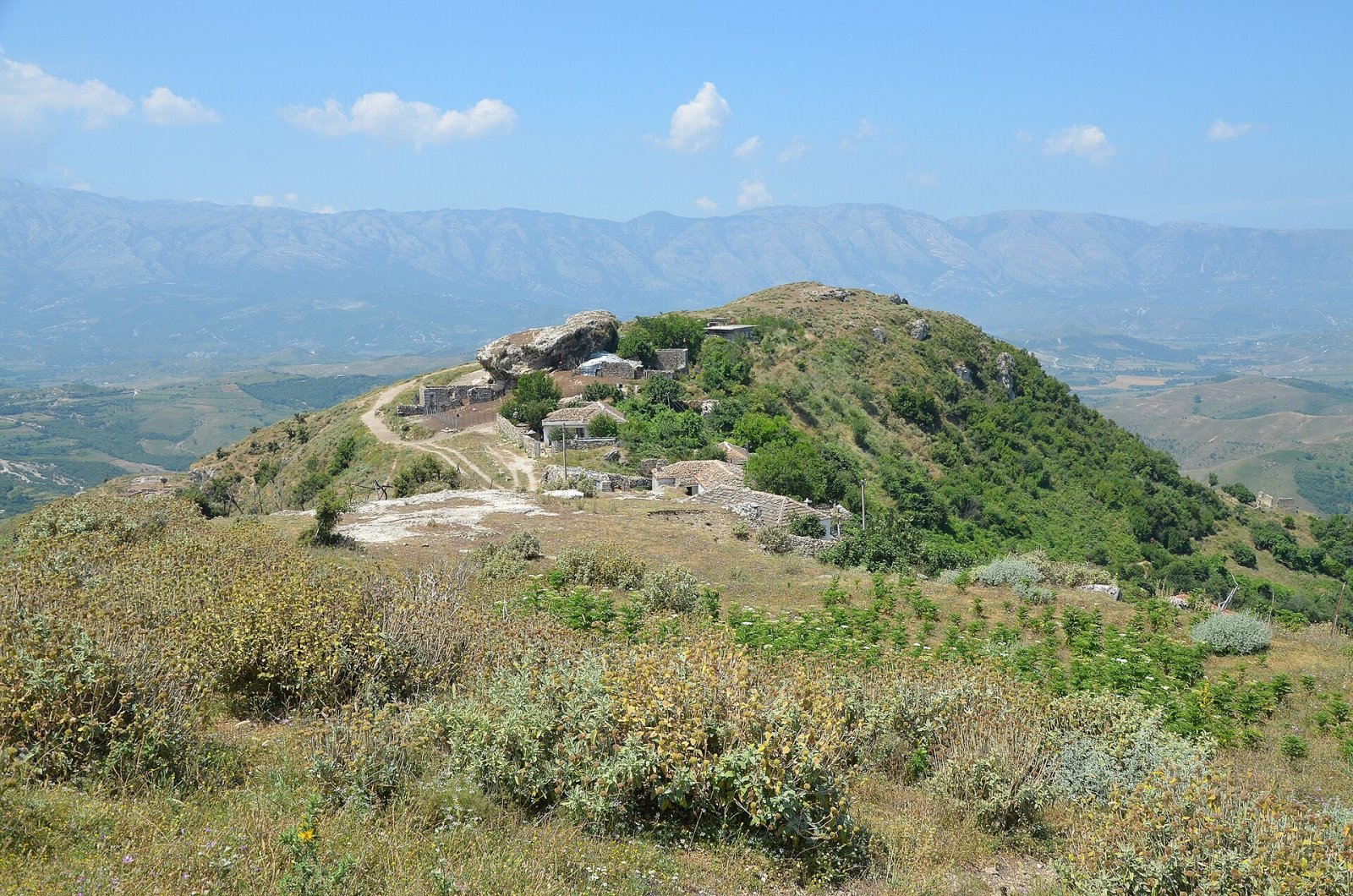 Amantia: un viaje por la historia de la antigua Albania - Vajzë | Secret World Trip Planner