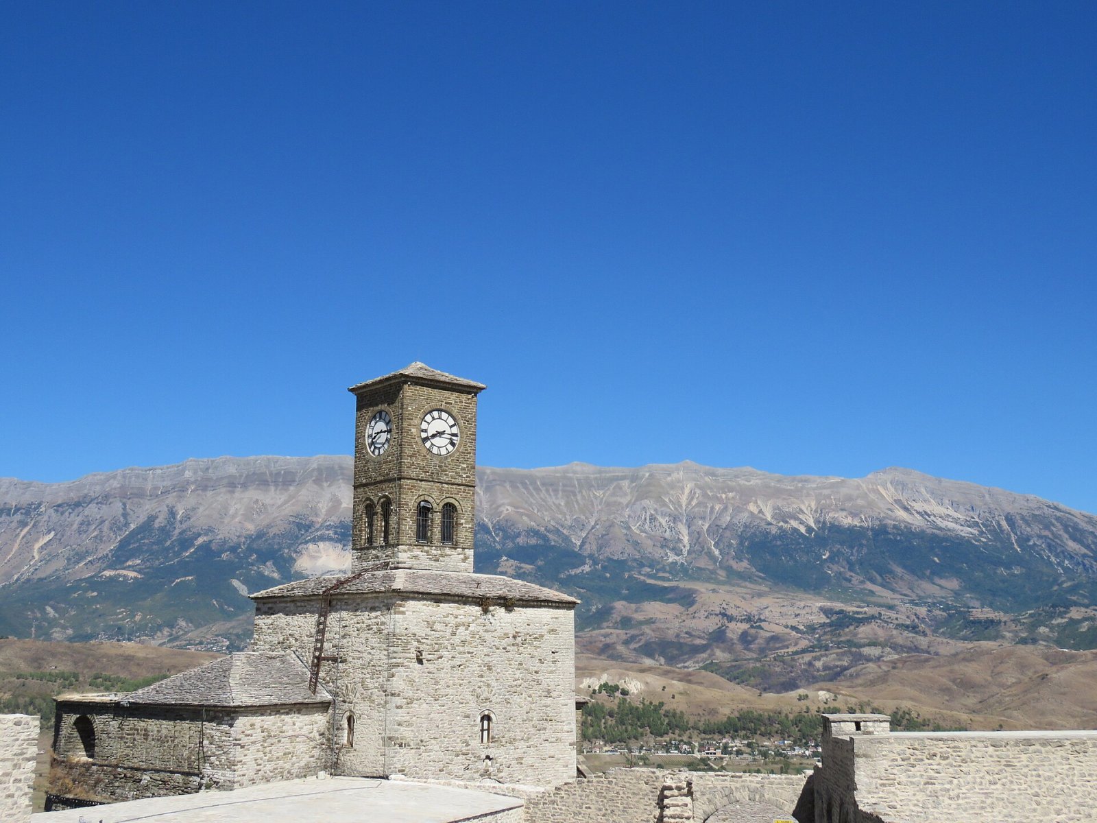 La Torre del Reloj en Albania: un viaje en el tiempo - Gjirokastër | Secret World Trip Planner