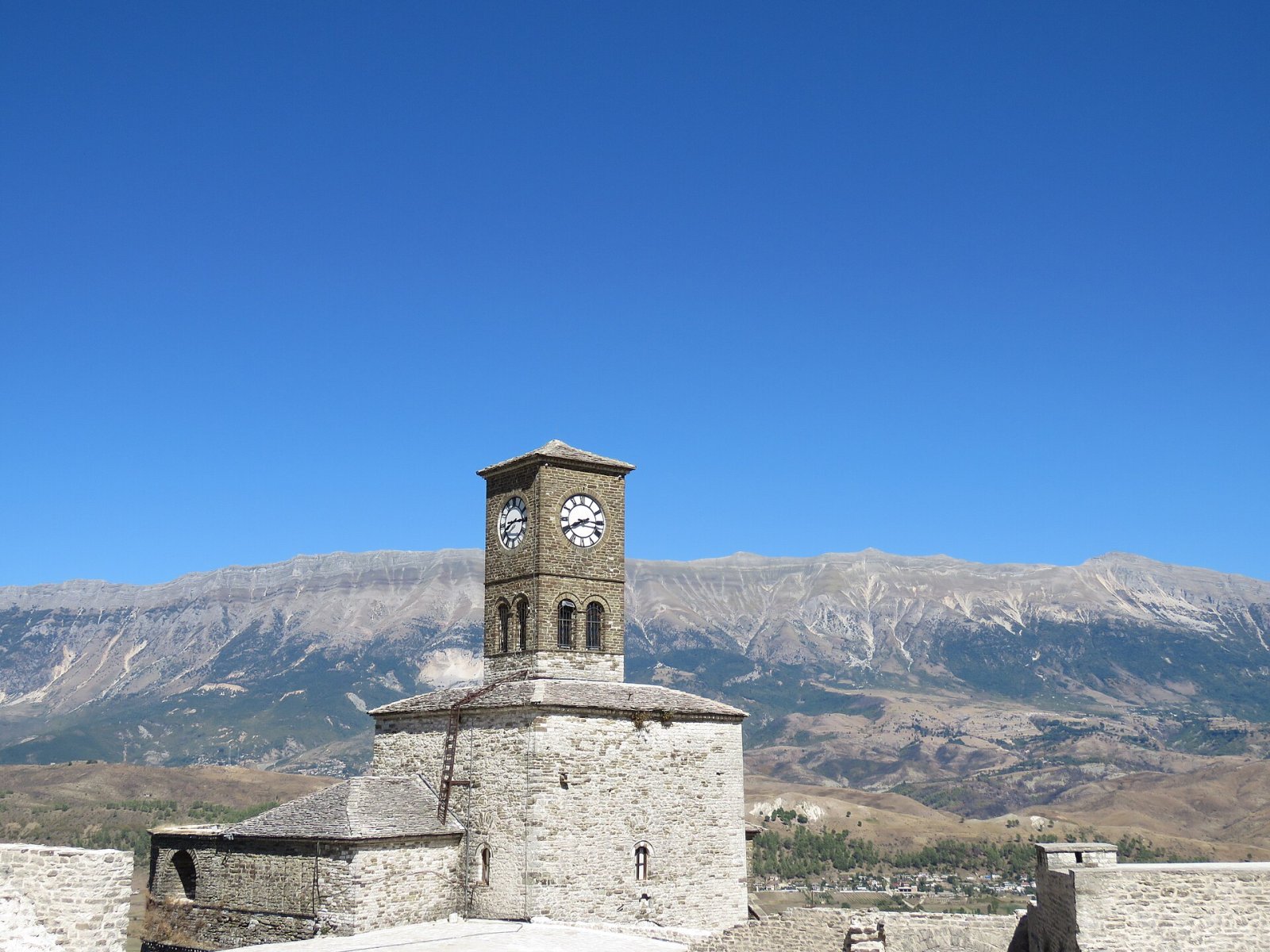 Часовая башня в Албании: путешествие во времени - Gjirokastër | Secret World Trip Planner