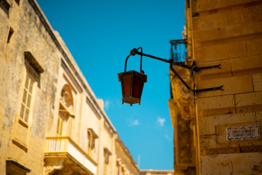 マルタのランタンの魅力を発見：文化と音楽 - Valletta | Secret World Trip Planner