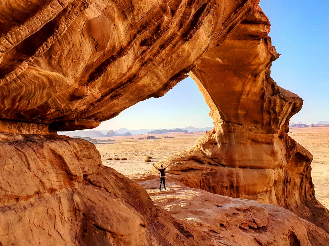 Um Frouth Rock Arch: Die Steinbrücke im Wadi Rum | Secret World Trip Planner